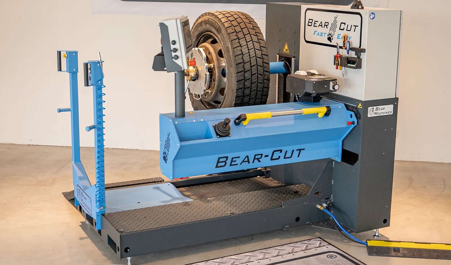 Riscolpitura pneumatici: Bear-Machines porta l'automazione 4.0 in Italia