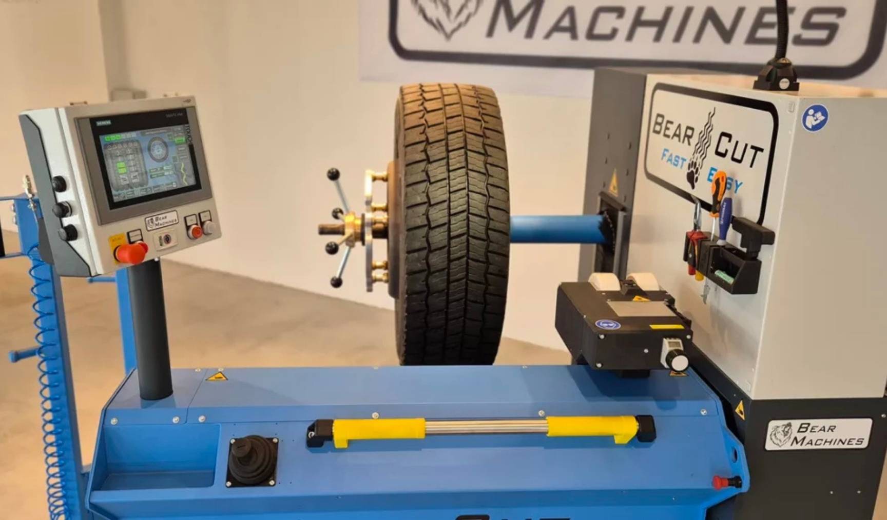 Il sistema robotizzato Bear-Cut di Lazzarini Pneuservice durante la riscolpitura automatizzata di un pneumatico per autocarro